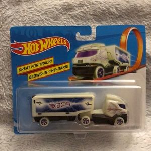 Hot Wheels Haulin’ Heat Glow In The Dark NIP